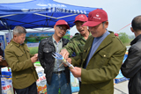 湖南当地种植大户代表在活动现场交流科学种植技巧与德扑之星电脑版农资产品使用心得